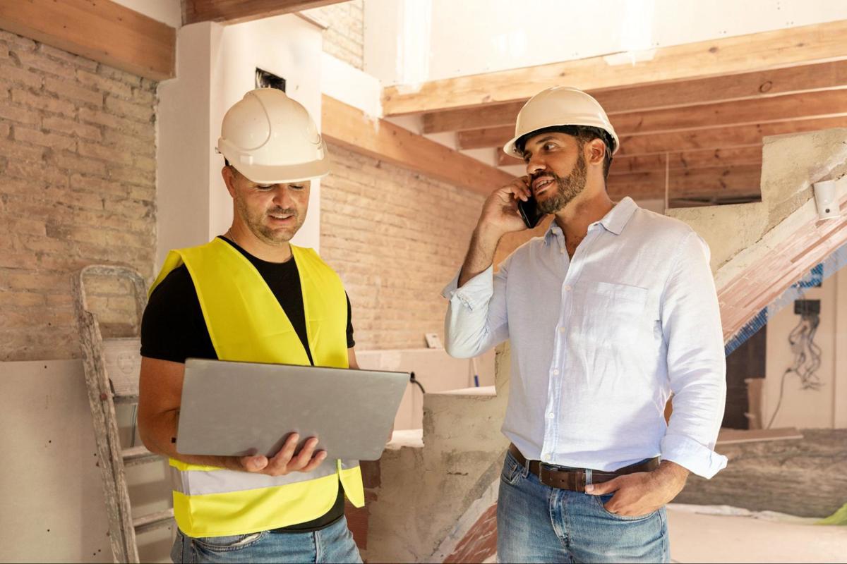 Een expert noteert details op een checklist tijdens een plaatsbeschrijving van de woning